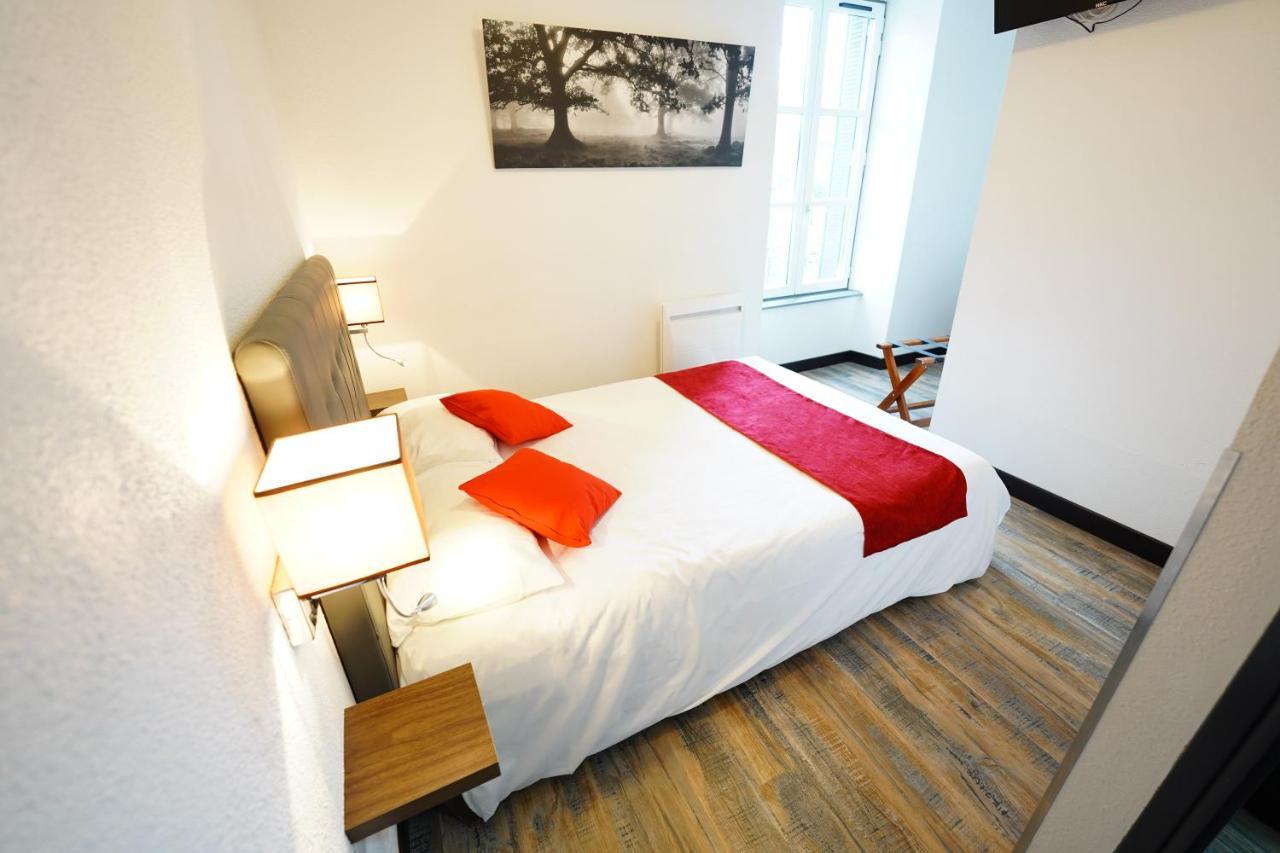 Logis Hotel Le Relais Des Remparts Allanche Экстерьер фото