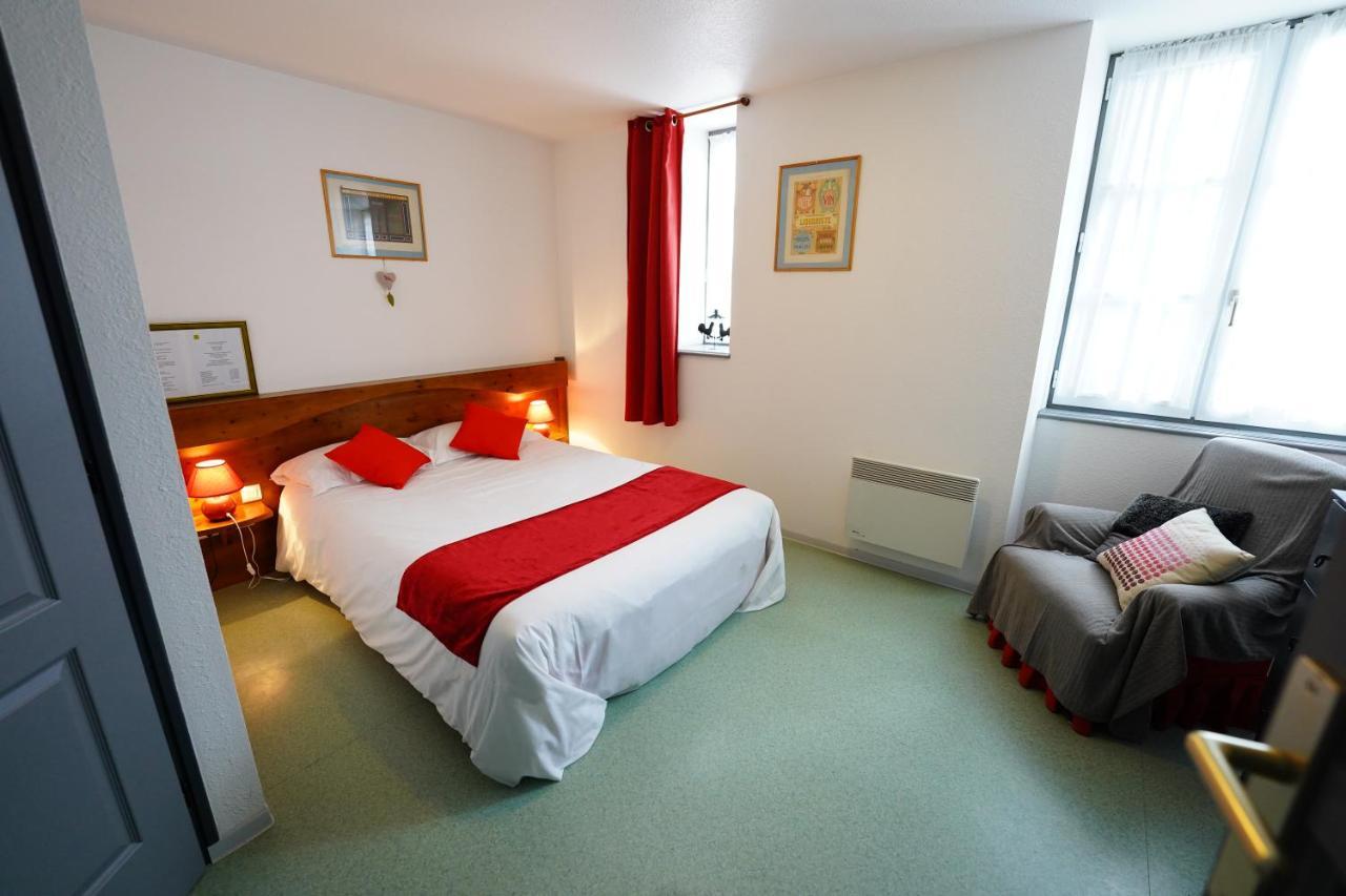 Logis Hotel Le Relais Des Remparts Allanche Экстерьер фото